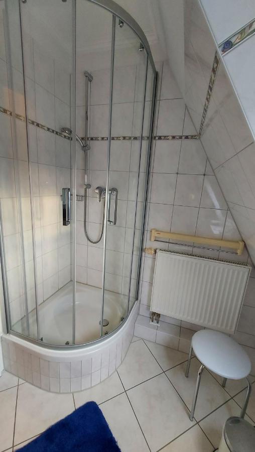 Ferienwohnung Hafenblick Wiek auf Rügen Esterno foto